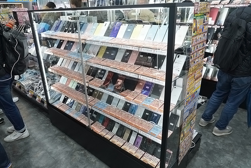 SIMフリーモデルが多いが、キャリアの端末も多数取り扱っている。