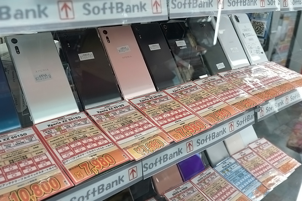 割安なXperiaなども多く並べられている。