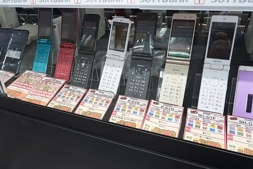 もちろん安さや面白さもイオシスの魅力、格安端末やフィーチャーフォンなども扱っている。