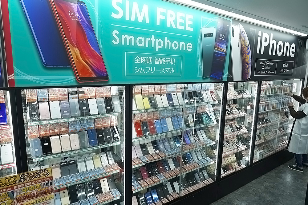 イオシスといえばスマートフォン、店舗入って右側はスマートフォンエリア。