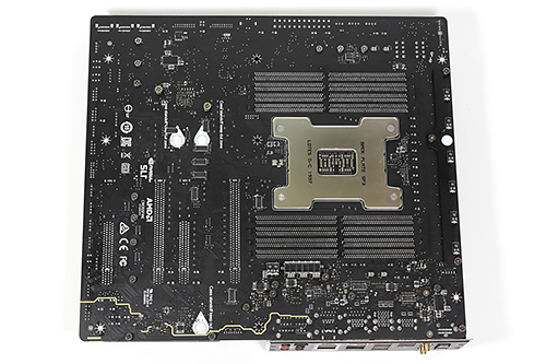 32コアのRyzen Threadripperも余裕な電源回路、クリエイター向けマザー