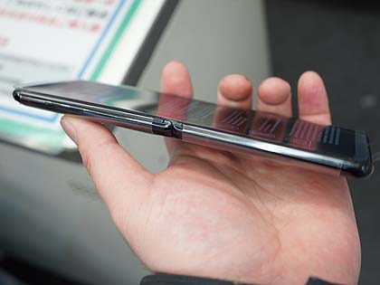 縦折りスマホ「Galaxy Z Flip」の海外版が直輸入、実売21万円 - AKIBA