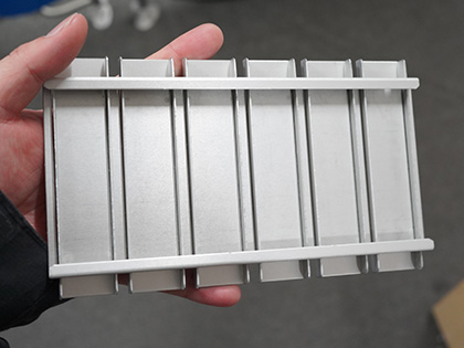 スマホ向けアルミ製冷却台「すのこタン。mini」に新モデル、無地もあり