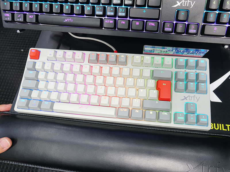 写真は「K4 TKL RGBレトロ」