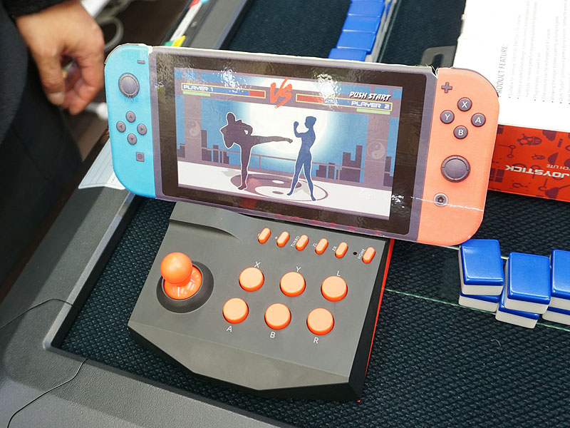 Switch用充電スタンドにもなる「ミニアーケードコントローラー」