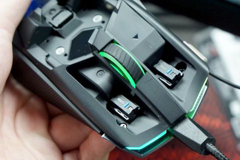 ジョイスティック搭載で無線充電対応のゲーミングマウス「ROG Chakram