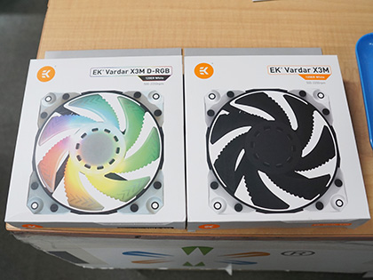 防振ゴムを備えたEK Water Blocksの120mmケースファン「EK-Vardar X3M