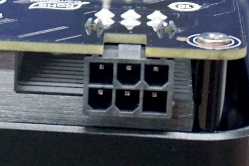 補助電源は6ピン×1