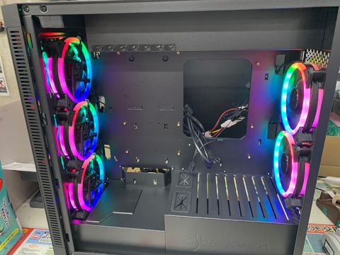 Sharkoon初の倒立構造PCケース「REV200」が発売、計5基のRGB
