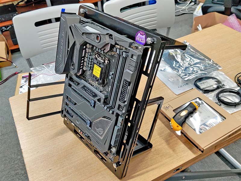 2WAY ベンチテーブル（SMZ-2WBT-ATX）にマザーボードを装着した様子