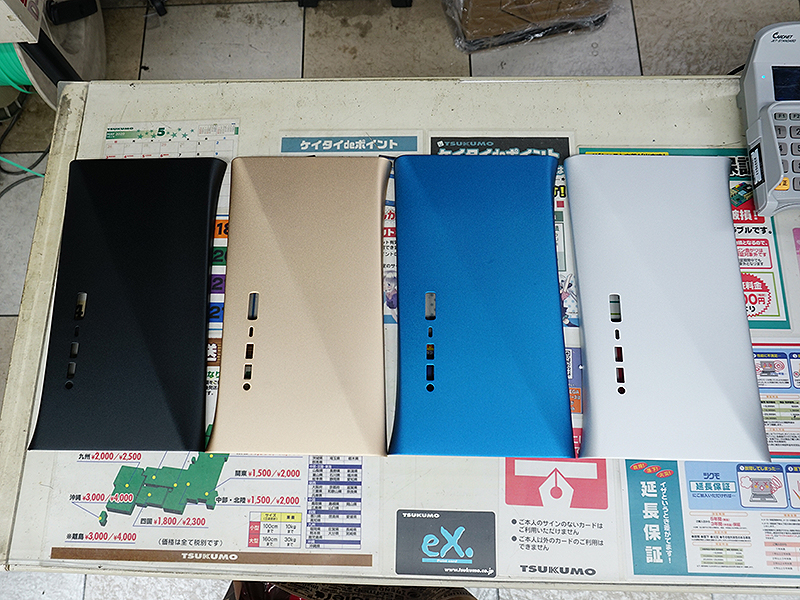 <a href="/shop/at/99honten.html" class="deliver_inner_content">ツクモパソコン本店</a>ではカラーが分かるように各色の前面パネルが展示されている