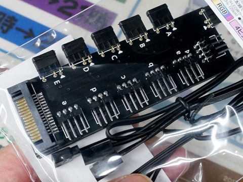 アドレサブルLEDとPWMファンコネクタを各5分岐できる基板