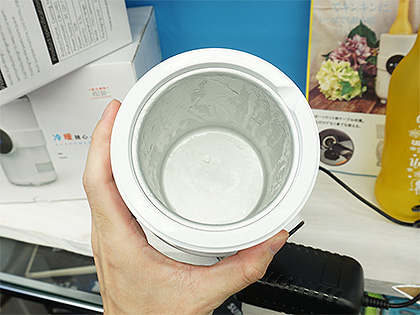 コンビニコーヒーも保温/保冷できる卓上ドリンクホルダーがサンコー