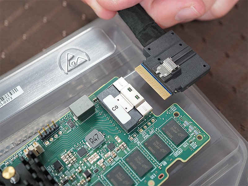 内部ポートのコネクタはslimSAS SFF-8654