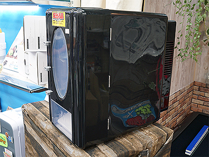 アイスもホットもOKな“卓上自販機”がサンコーから、350ml缶を9本収納