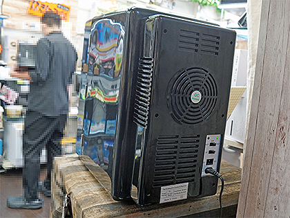 アイスもホットもOKな“卓上自販機”がサンコーから、350ml缶を9本収納