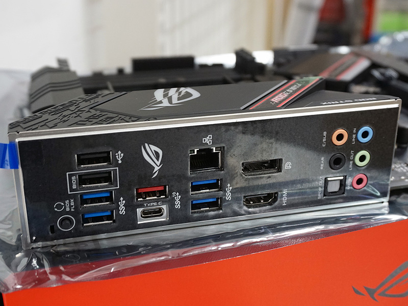 基板の写真はROG STRIX B550-F GAMING