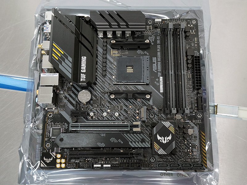 基板の写真はTUF GAMING B550M-PLUS(Wi-Fi)