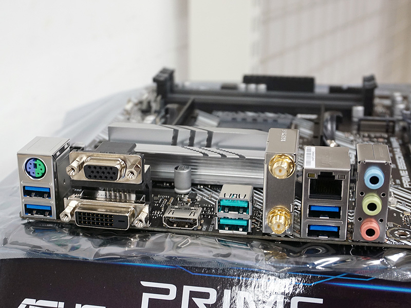 基板の写真はPRIME B550M-A(Wi-Fi)