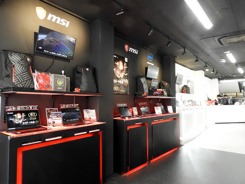 店内は手前がMSIカラーの赤と黒、奥は白を基調に明るい雰囲気でレイアウトされている。