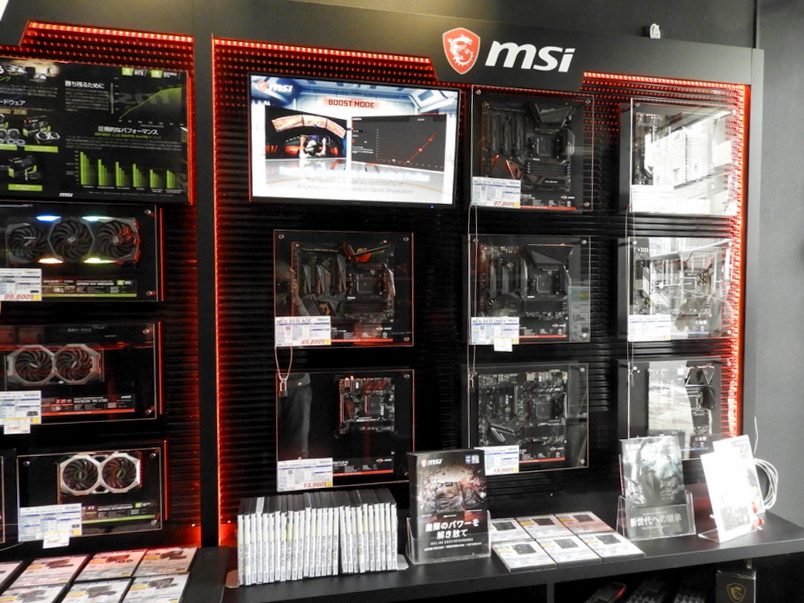 マザーボードやビデオカードは人気のモデルを中心にいろいろなタイプが揃う。MSIオリジナルのゲーミングデバイスも展示。