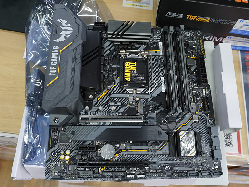 基板の写真はTUF GAMING B460M-PLUS