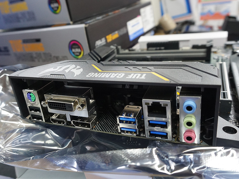 基板の写真はTUF GAMING B460M-PLUS