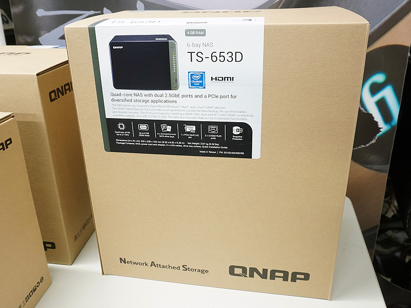 本体サイズは高さ168×幅235×奥行き226mm、重量は2.87kg。冷却ファンは90mm×2。電源は120Wアダプタ。
