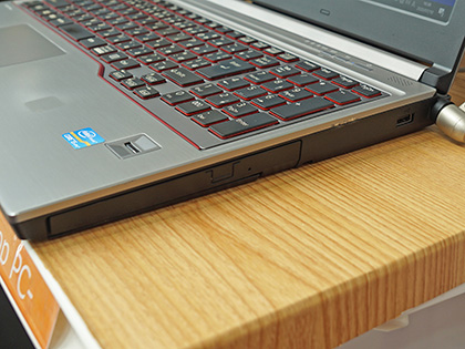 Quadro搭載の富士通製15.6型ノート「CELSIUS H730」が税込32,800円で