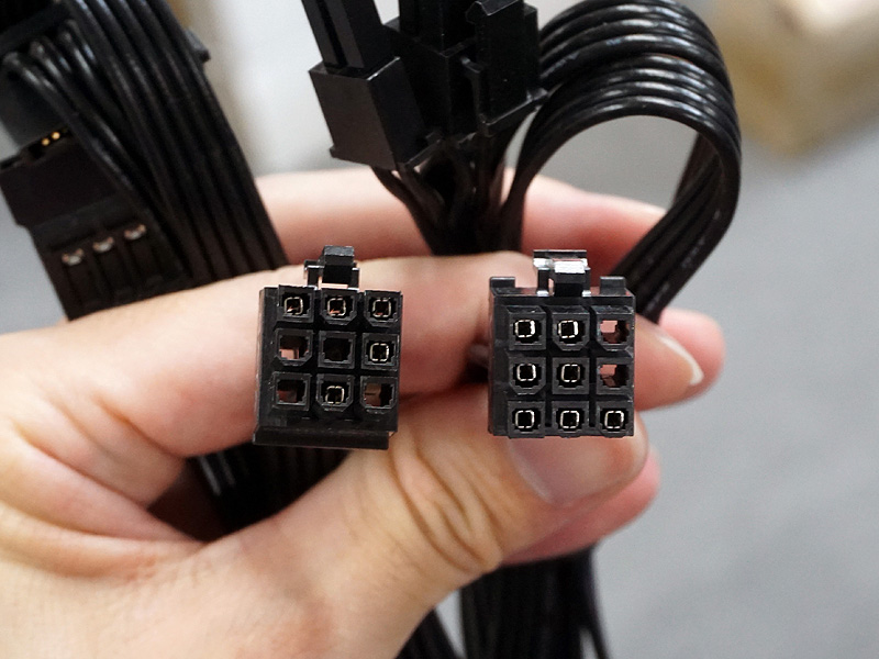 左はSATA用電源ケーブル、右はビデオカード用電源ケーブルのコネクタ部分