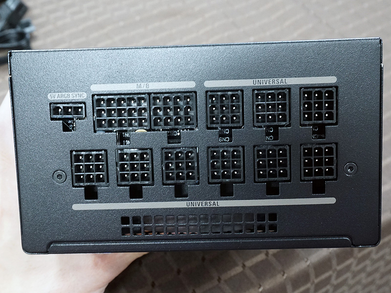 電源側のコネクタの様子。上段左側は5V ARGB用とマザーボード24ピン用