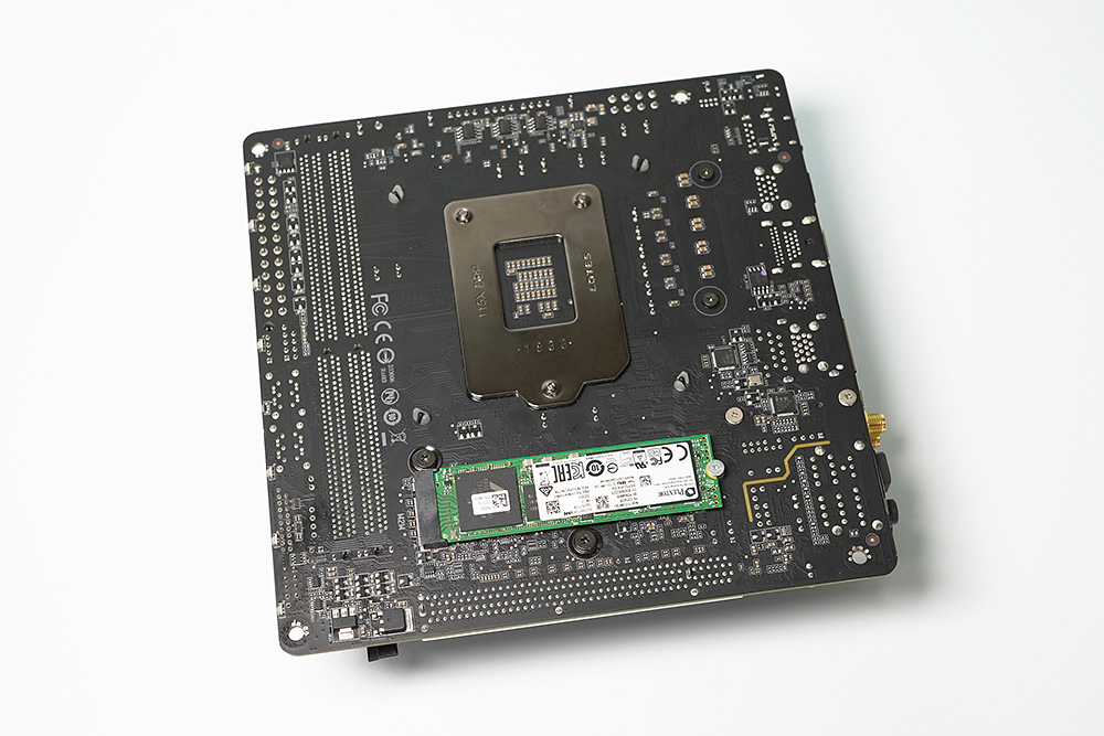 2本目のM.2スロットはマザーボード裏面にあり、M.2 SSDの搭載には一旦マザーボードを筐体から取り外す必要がある。厚みの制限からM9PG Plusは搭載できなかった。