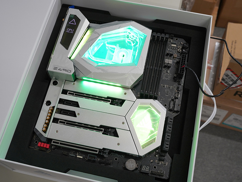 <a href="/shop/at/oliospec.html" class="deliver_inner_content">オリオスペック</a>向けに用意された「Z490 AQUA」