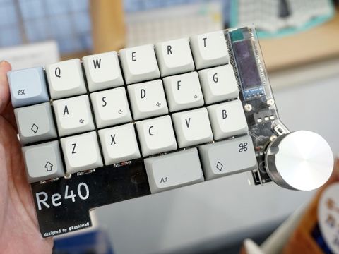 親指で操作可能なロータリーエンコーダー搭載の40%分割キーボード