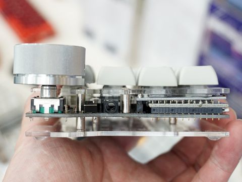 親指で操作可能なロータリーエンコーダー搭載の40%分割キーボード