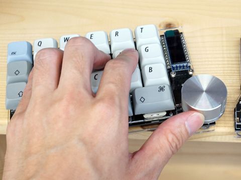 親指で操作可能なロータリーエンコーダー搭載の40%分割キーボード