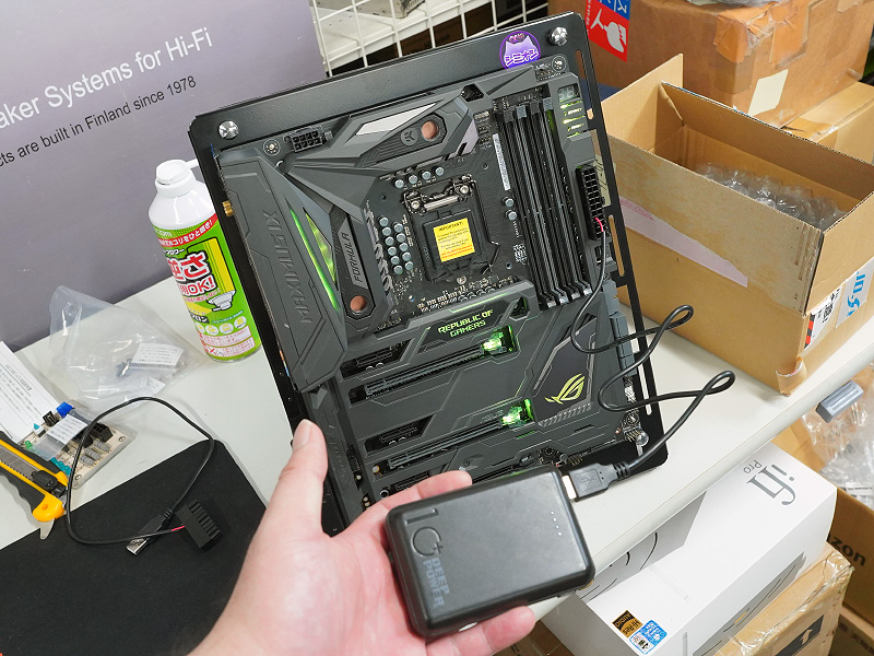 モバイルバッテリーでマザーボードを発光させている様子