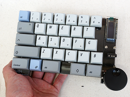 親指で操作できるロータリーエンコーダ搭載の左右分離60%キーボード