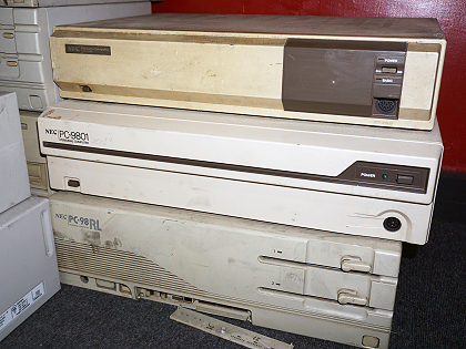 NEC PC-98シリーズが山積み! 恒例のジャンク市「98祭 mkII」が20
