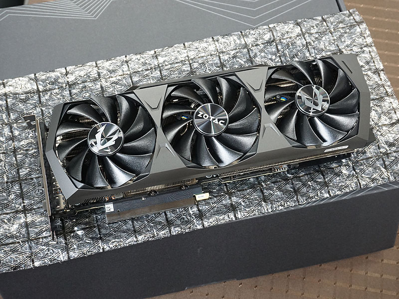 写真はZOTAC GAMING GeForce RTX 3090 Trinity