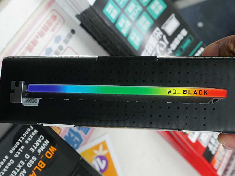 PCIe 3.0 x8対応の光るSSD「WD Black AN1500 NVMe」が発売、リード最大