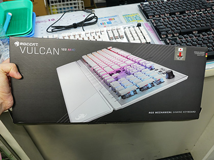 ROCCATの白い薄型キーボード「VULCAN 122 AIMO」に日本語モデル ROCCATの白い薄型キーボード「VULCAN 122 AIMO」に日本語モデル