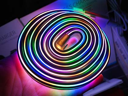 ド派手に光る「USBネオンチューブライト」が店頭販売中、針金のように