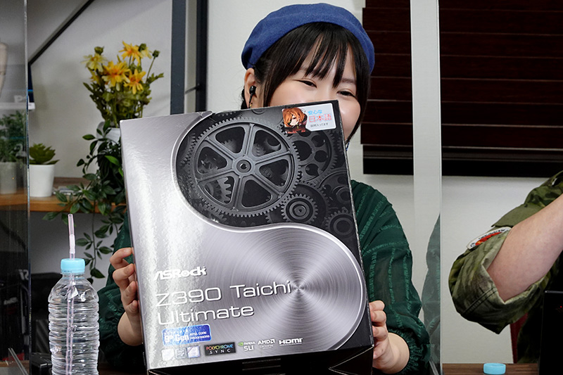 声優の小岩井ことりさんはスタジオ用マシンに使っていたという「Z390 Taichi Ultimate」の箱を持って出演。