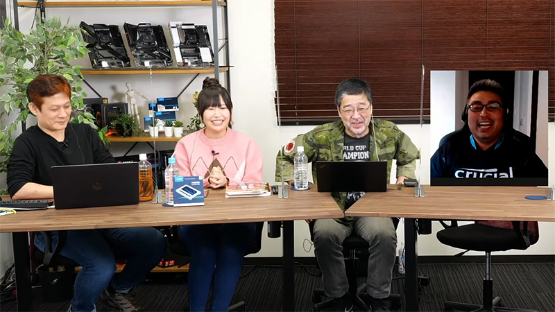 声優の小岩井ことりさん、高橋敏也氏、加藤勝明氏とマイクロンジャパン株式会社 宮本貴通氏。小岩井さんは愛用のSSD「Crucial MX500」の箱を持って出演。