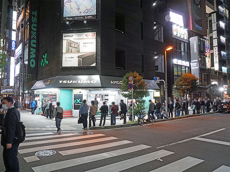 列は<a href="https://akiba-pc.watch.impress.co.jp/shop/junk/janpara.html" class="deliver_inner_content i">じゃんぱら秋葉原本店</a>の方まで伸びていた