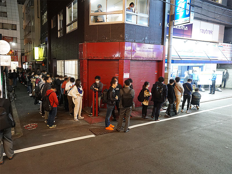 20:00頃の様子。店舗前から列が形成