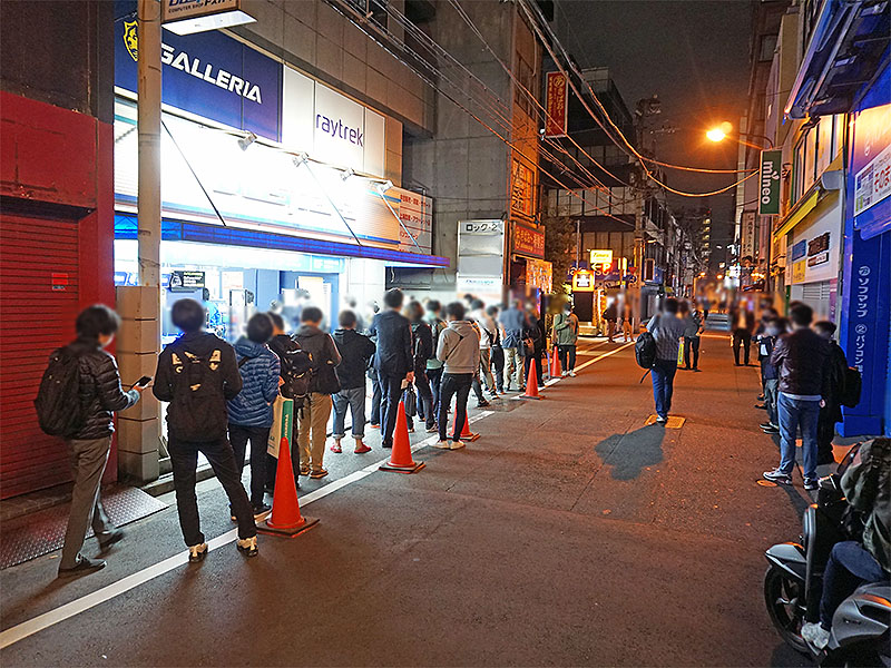 発売解禁直後の同店付近の様子