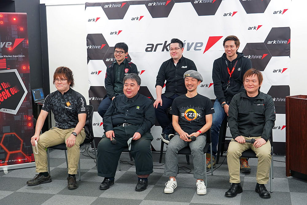 製品発表会には各メーカーのキーマンやプロゲーマーもかけつけトークセッションも行われた。