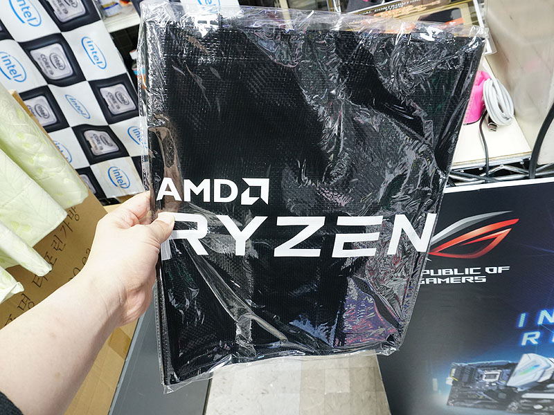 ツクモ2店舗の購入特典。Ryzen 9購入者にはタンブラー、Ryzen 7/5購入者にはブランケットをプレゼント。このほか、ショッピングバッグも配布中。ちなみに、<a href="https://shop.tsukumo.co.jp/features/ryzen5000_mbset/" class="deliver_inner_content i">通販サイト</a>で購入した人ももらえるようだが、7日(土)2時の時点で全モデル売り切れ